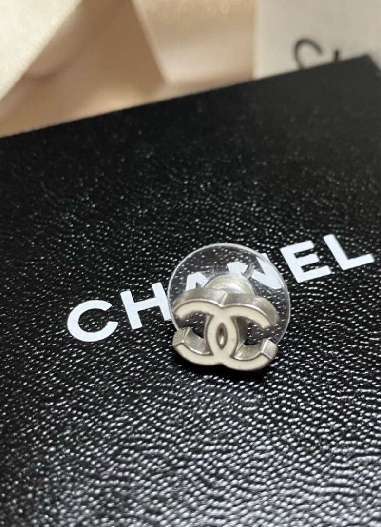 極美品CHANEL ココマーク 片耳ピアス ホワイト系 正規品 シャネル ピアス