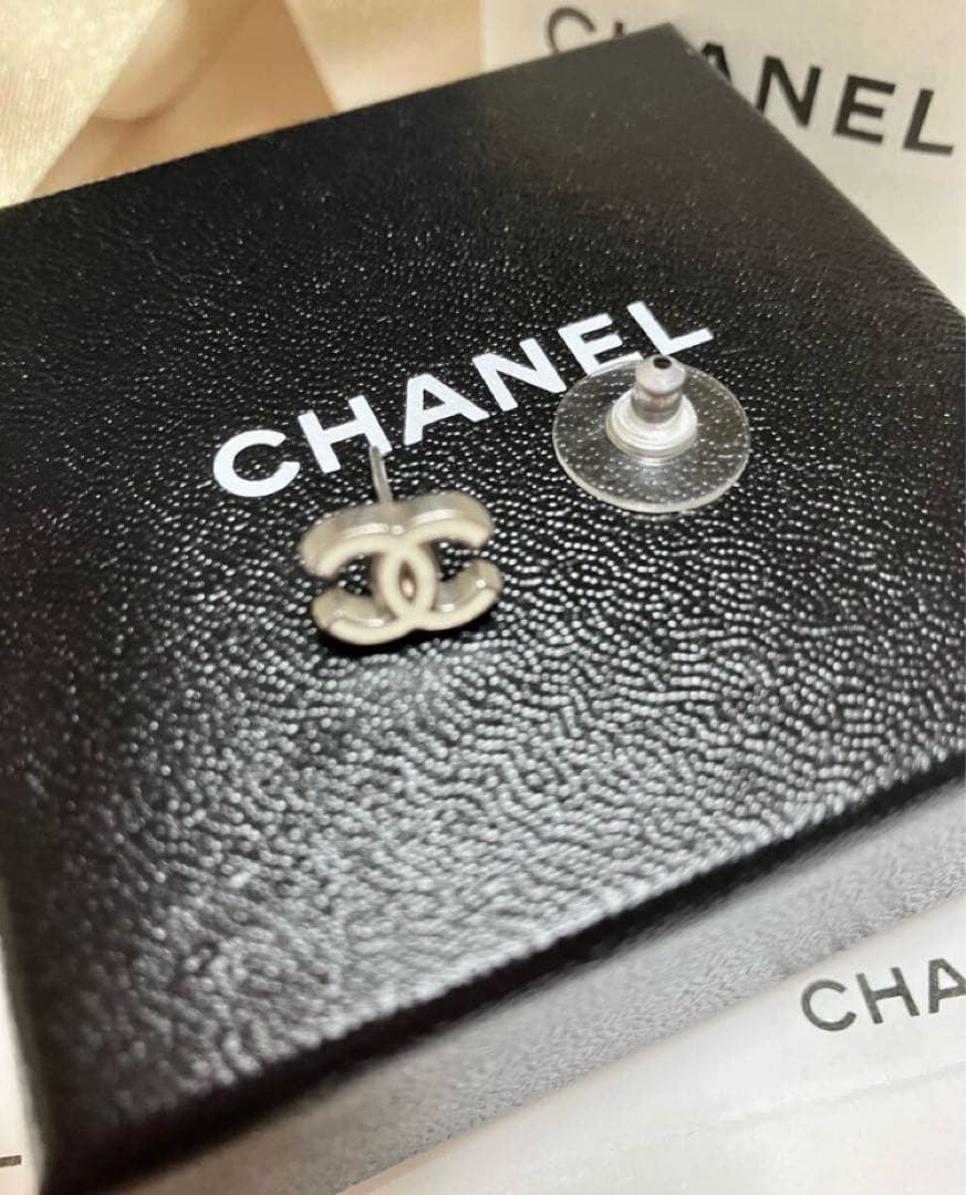極美品CHANEL ココマーク 片耳ピアス ホワイト系 正規品 シャネル ピアス
