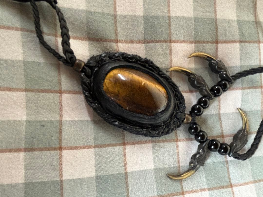 14th系 ネックレス 黒い羽根と天然石 牙