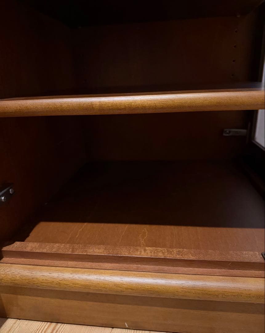 カリモク　両開き　ディスプレイラック　キャビネット　ガラスケース　棚高さ調整可