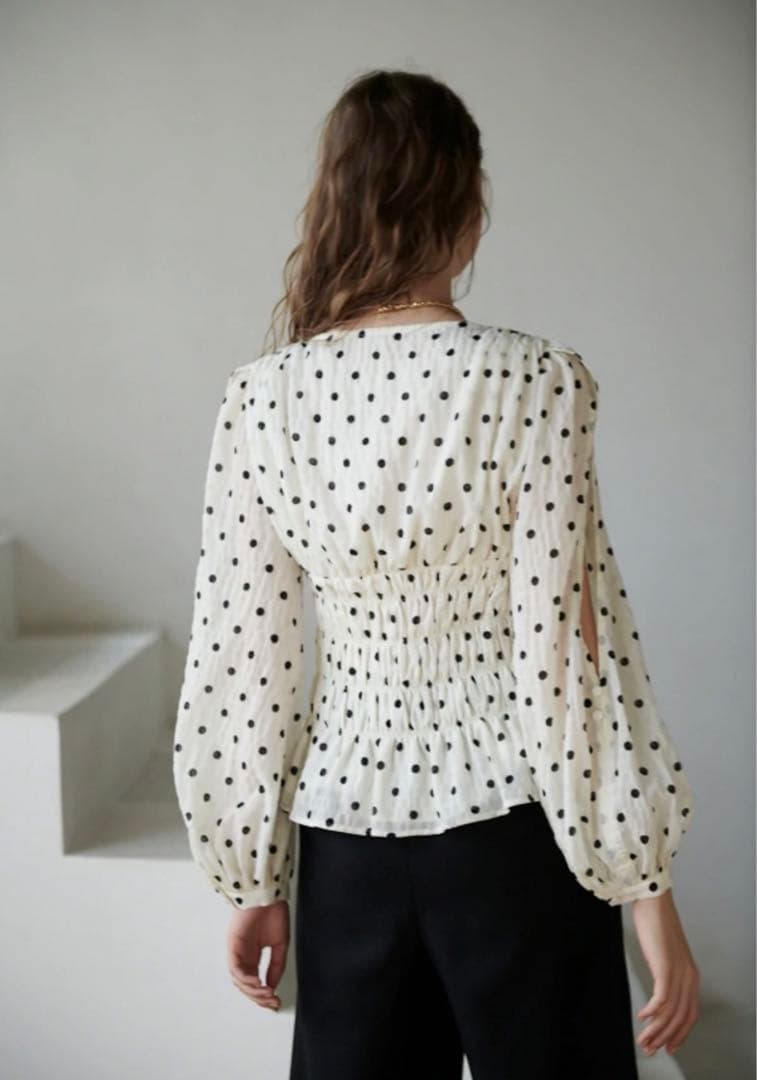 新品未使用Estella.K LuanaBlouse VネックシャーリングBL