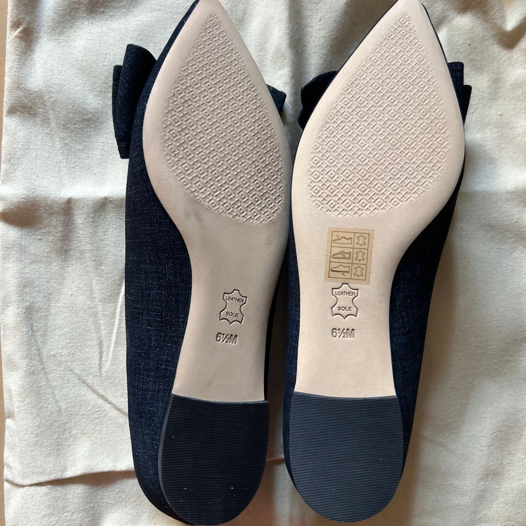 リボン付きダークブルーフラットシューズ