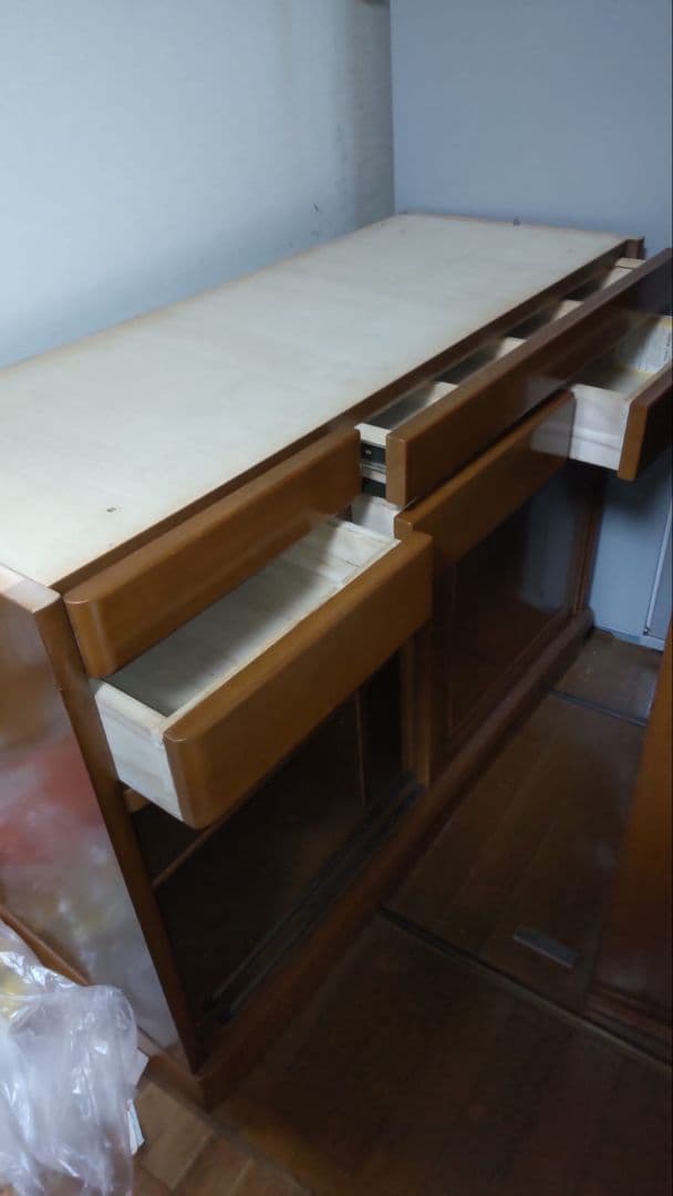 大型ブラウン木製食器棚 ガラス扉付き（引取限定。東京都東大和市）