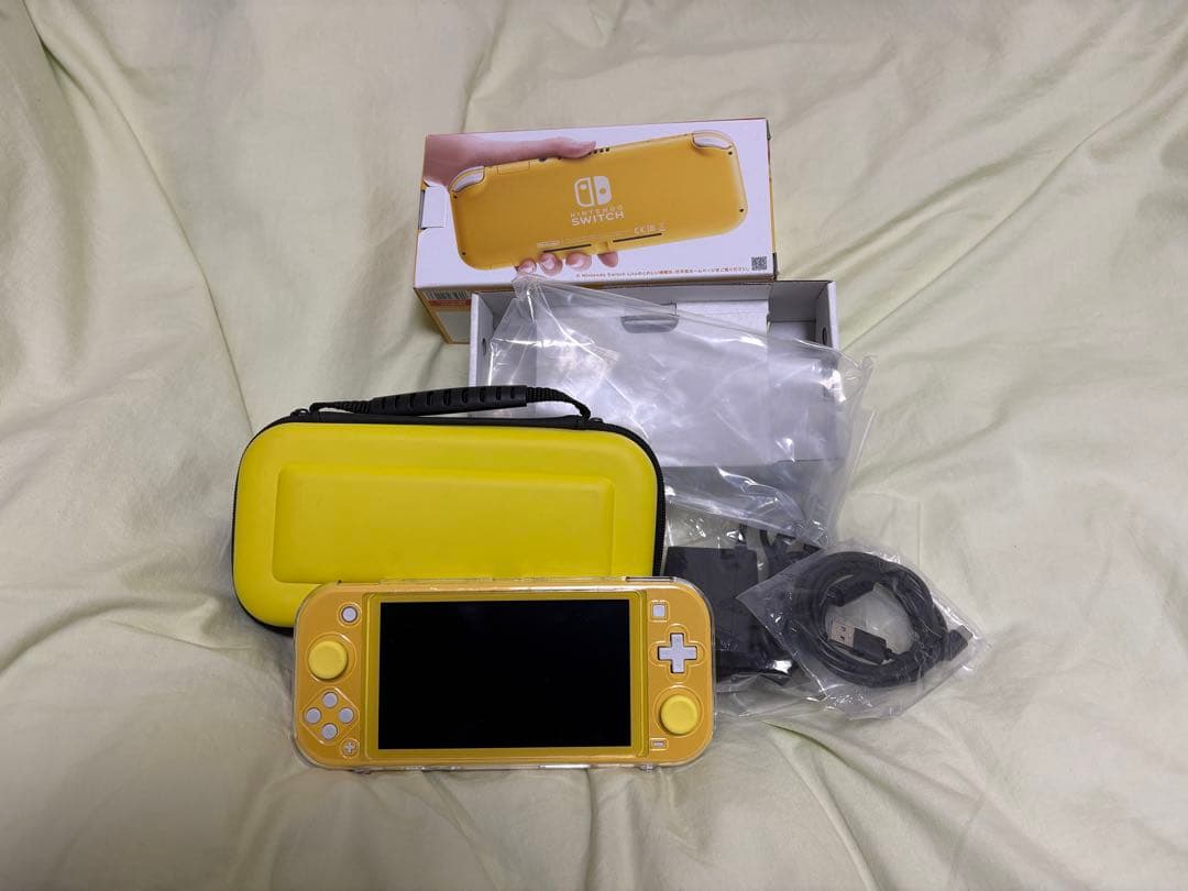 Nintendo Switch Lite イエロー 本体　カセット付き