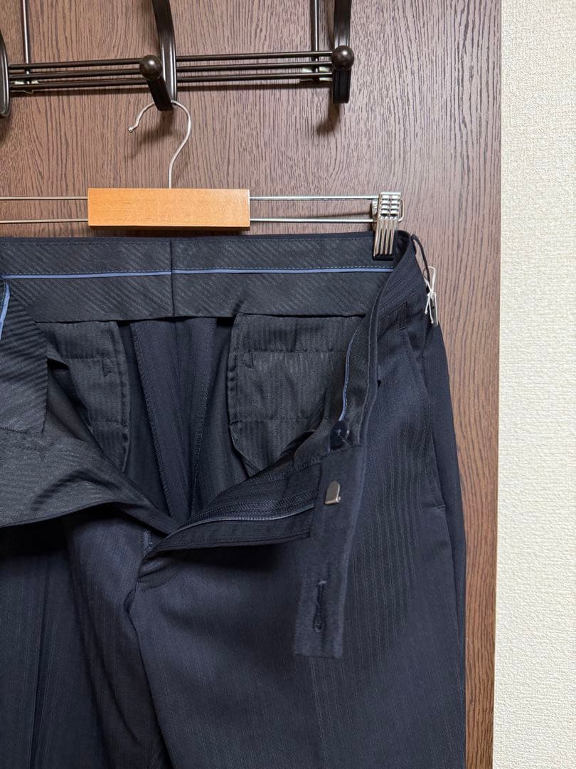 専用A7新品未使用！ネイビーシャドーストライプ3ピーススーツ！定番デザイン！