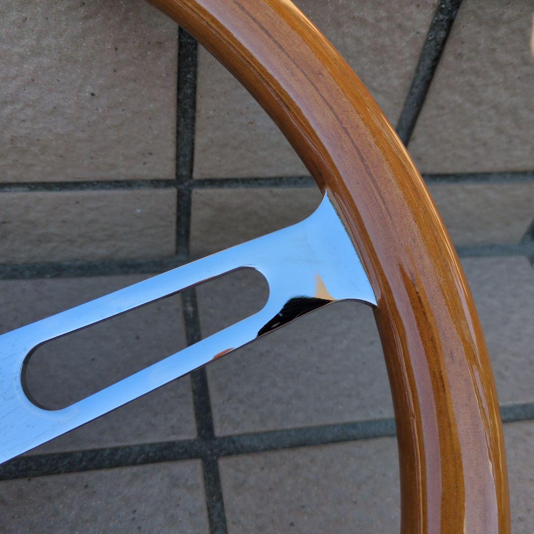 ウッドとクロームの3スポークステアリングホイール