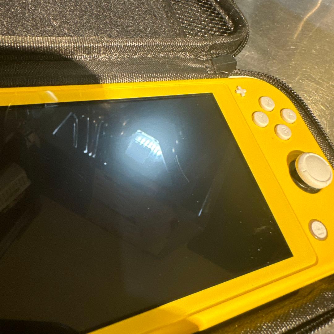 Nintendo Switch Lite イエロー ケース付き　ソフトセット売り
