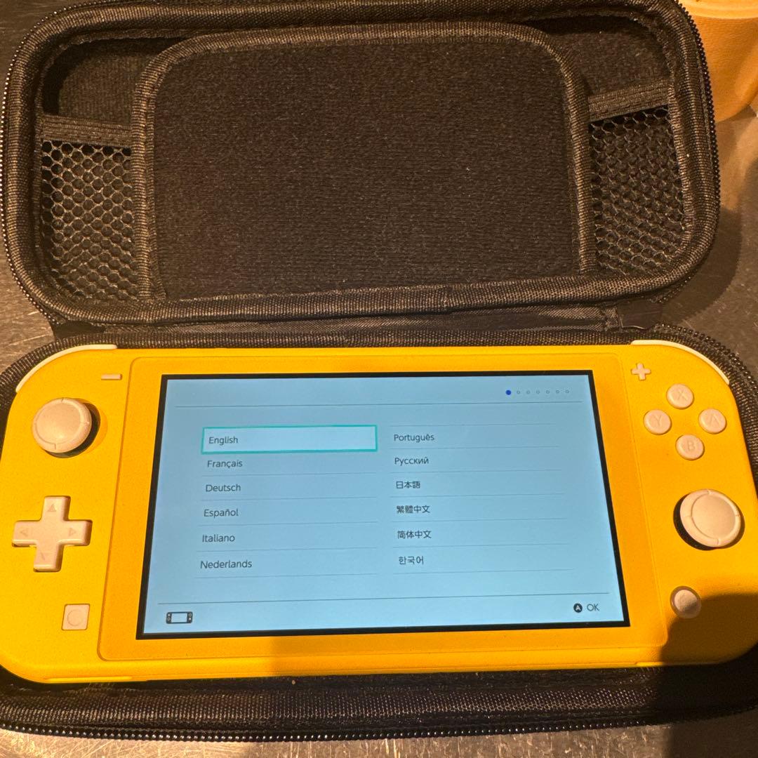 Nintendo Switch Lite イエロー ケース付き　ソフトセット売り