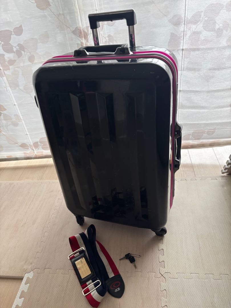 黒とピンクの中型キャリーケース