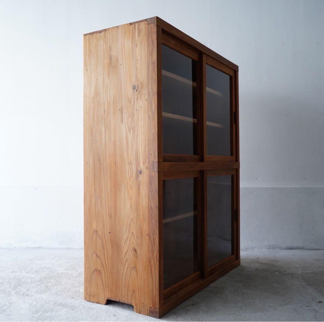 ガラス引き戸のキャビネット