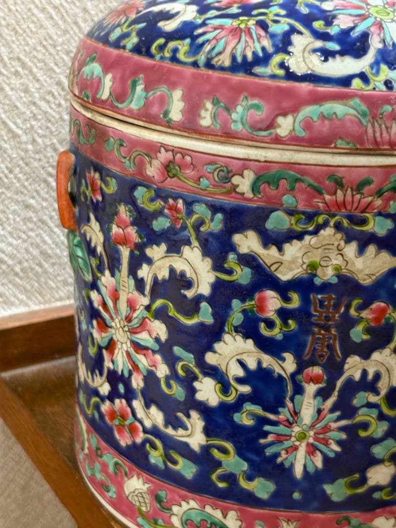 陶器の蓋付き容器