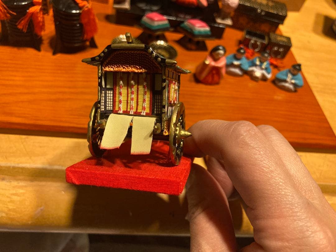 小さい小さい雛人形と雛道具