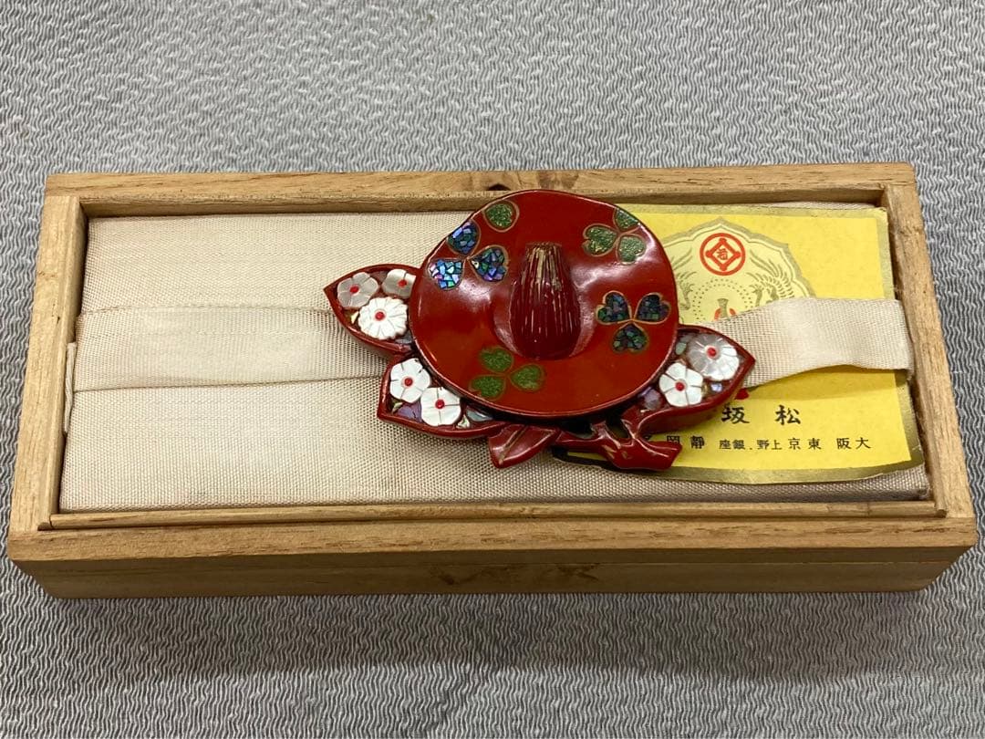 B65s  朱塗椿花形 帯留　菊花　螺鈿細工