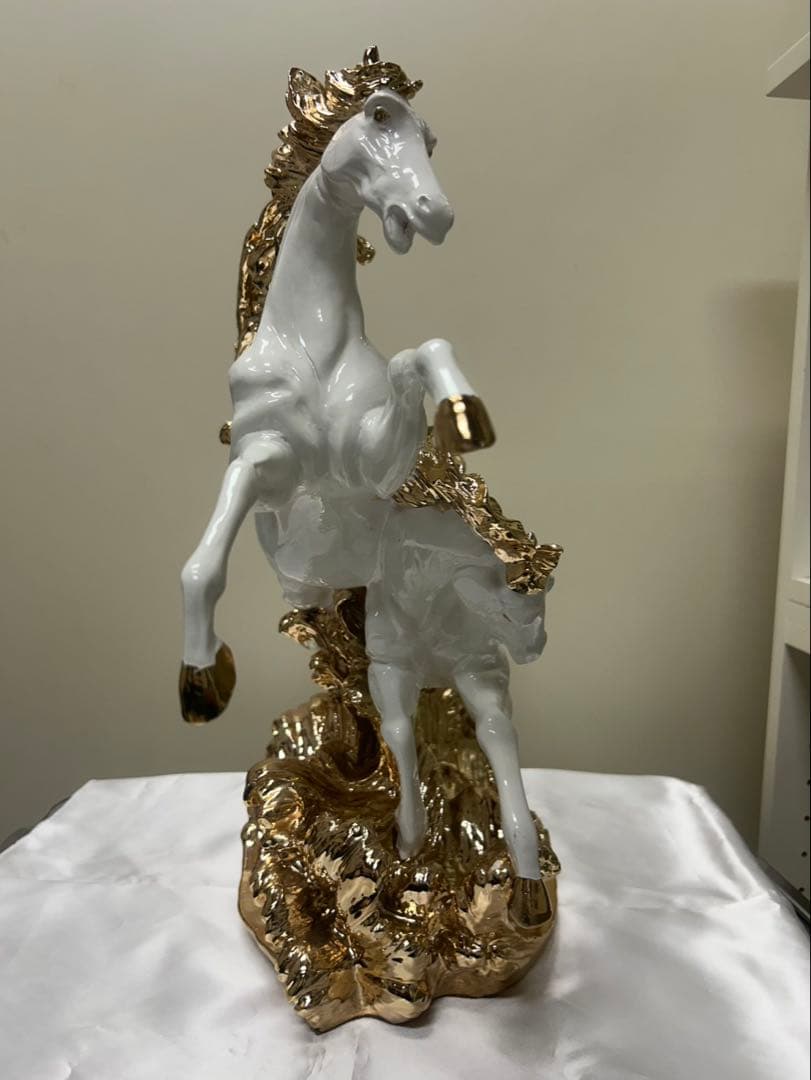 白い馬の置物　金色装飾　ID-665