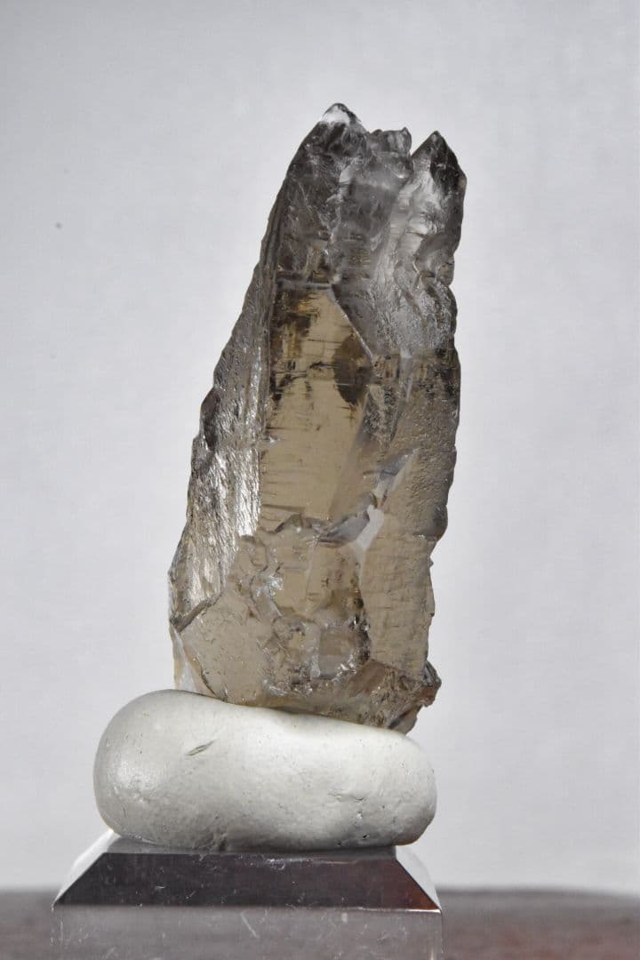 パキスタンスカルドゥHashupi産 ライトスモーキーエッチングクォーツ