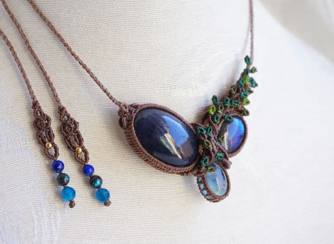 アイオライトサンストーン　ラブラドライト　ブルーフローライト　マクラメネックレス