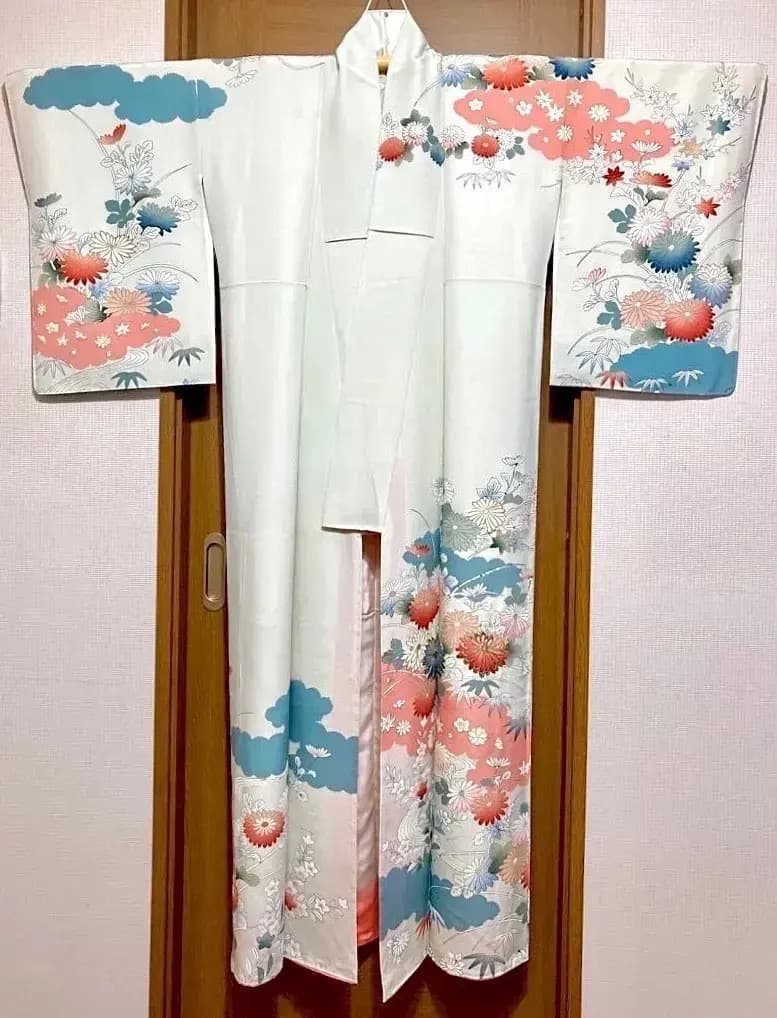 春のお出かけ 正絹縮緬着物 昭和の頃のお品物 アートシーンへのお出かけ