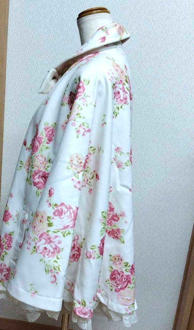 新品タグ付き　LIZLISA　リズリサ 花柄ホワイト ケープ リボン ポンチョ
