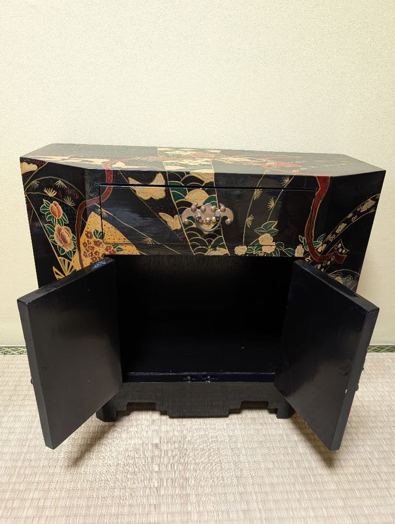 送料込み　黒漆塗りの花鳥風月タンス　キャビネット