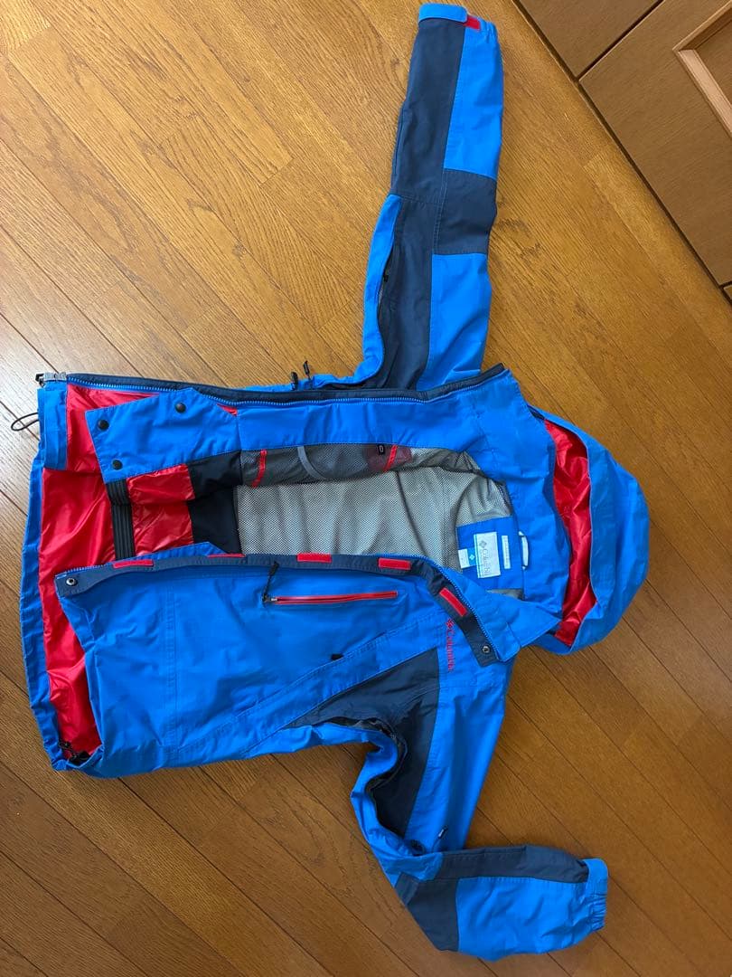 青いフード付きスキーウェア