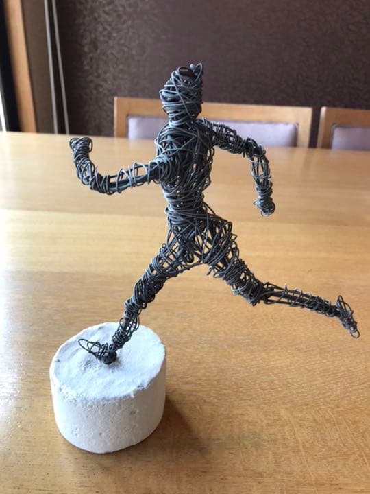 ワイヤーアート　「走る」