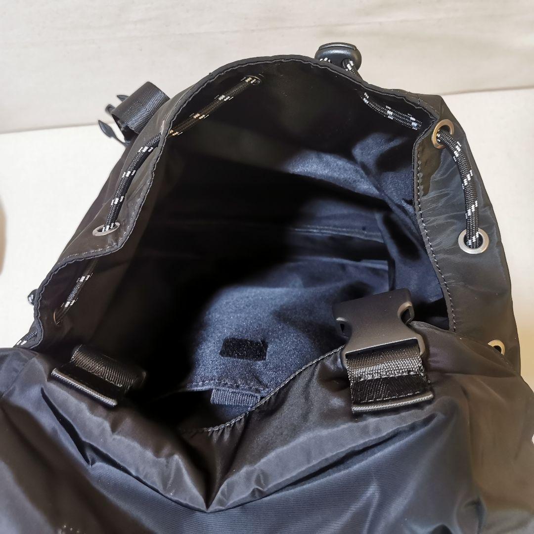 A P C ブラック ロールトップリュック 男女兼用のハイキングバッグ