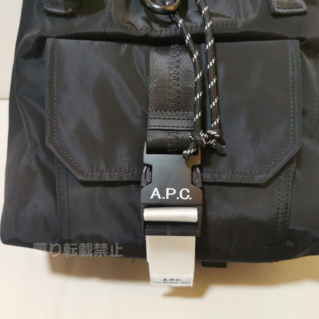 A P C ブラック ロールトップリュック 男女兼用のハイキングバッグ