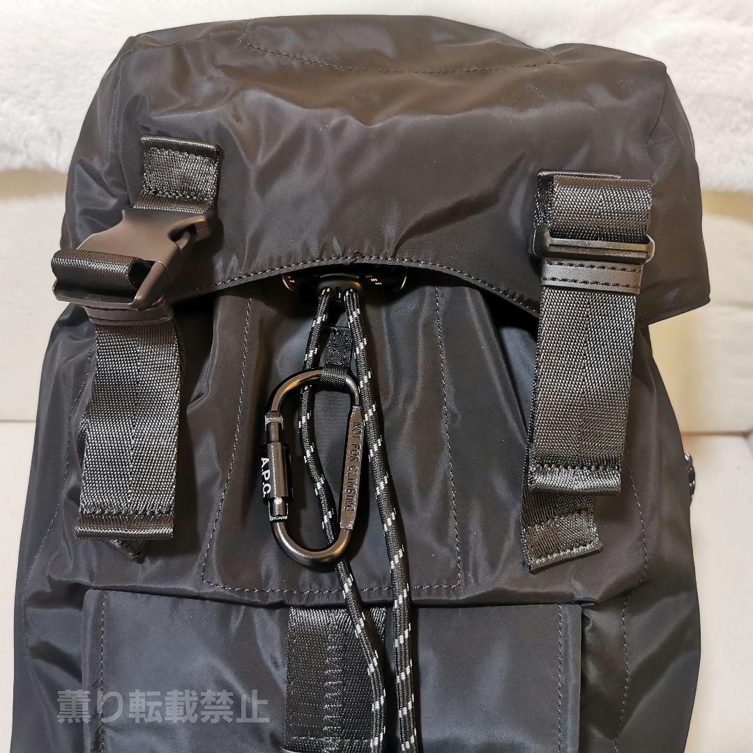 A P C ブラック ロールトップリュック 男女兼用のハイキングバッグ