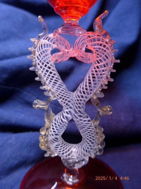 繊細で美しいヴェネチアングラスです。／赤色です