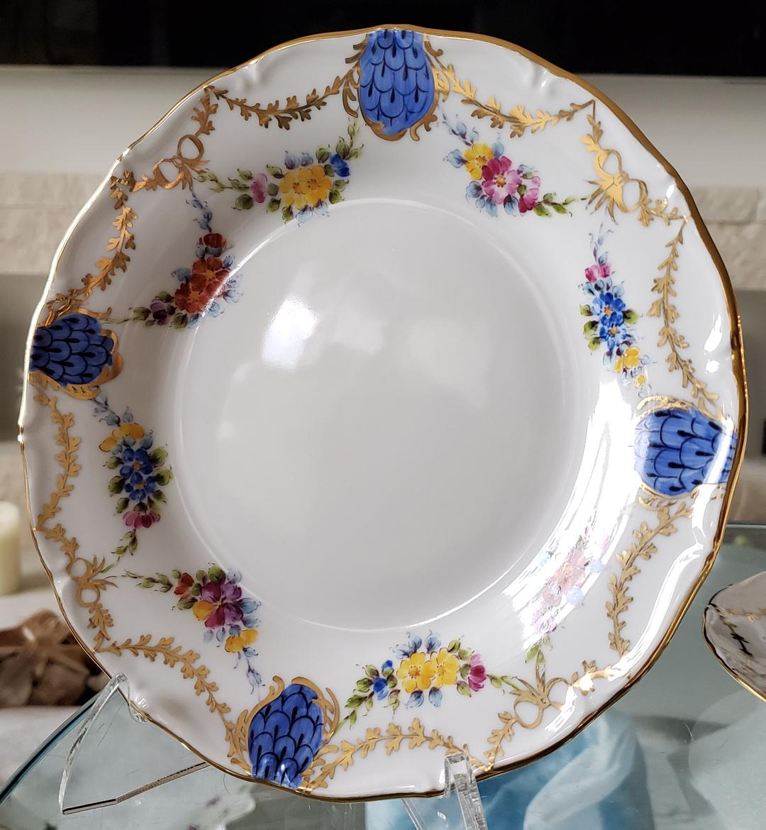 新品 ヴィクトリア スノー クラウン トリオ カップ プレート リボン ローズ