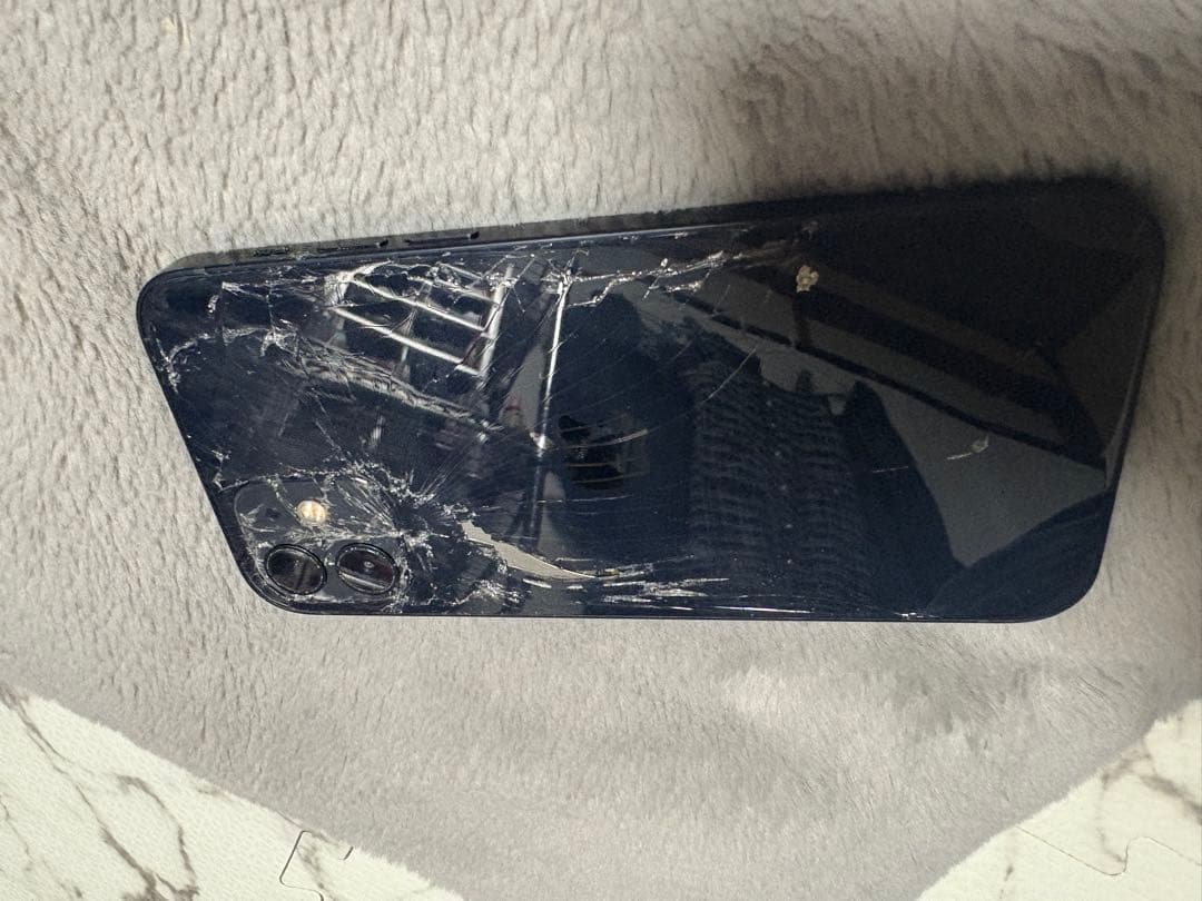 iPhone 12ブラック 背面ひび割れあり