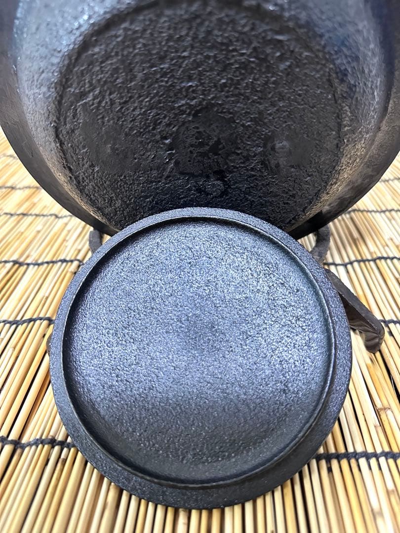 新品、供箱等付属品付　南部岩鋳四代目清末作 　真作保証　１８型アラレ　南部鉄瓶