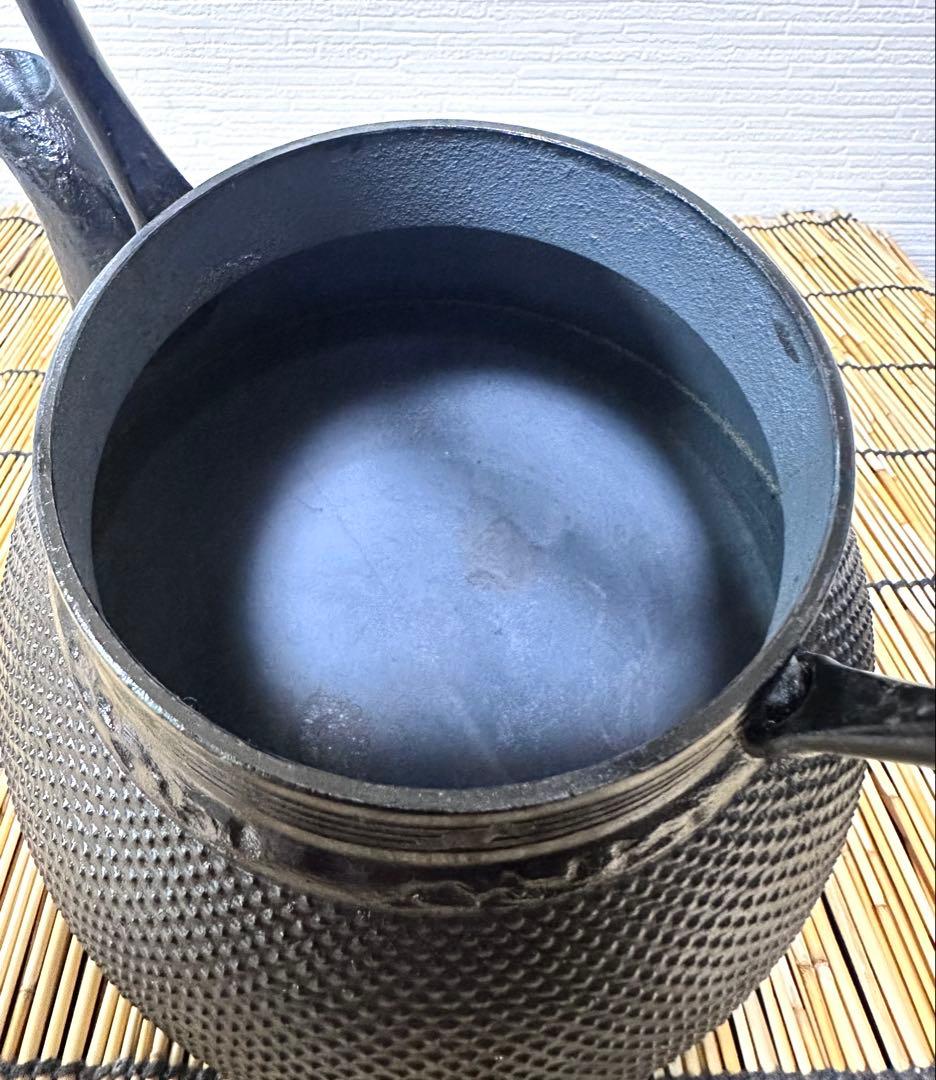 新品、供箱等付属品付　南部岩鋳四代目清末作 　真作保証　１８型アラレ　南部鉄瓶