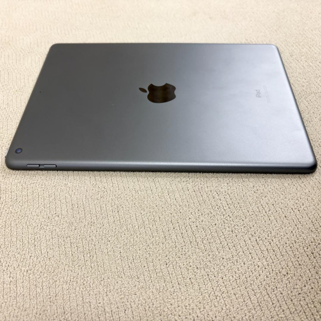 iPad Wi-Fi 32GB - スペースグレイ（第7世代）カバー付き