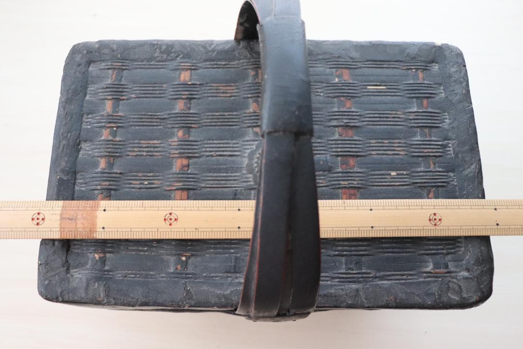 香港の骨董店で出逢った古い漆塗りのバスケット