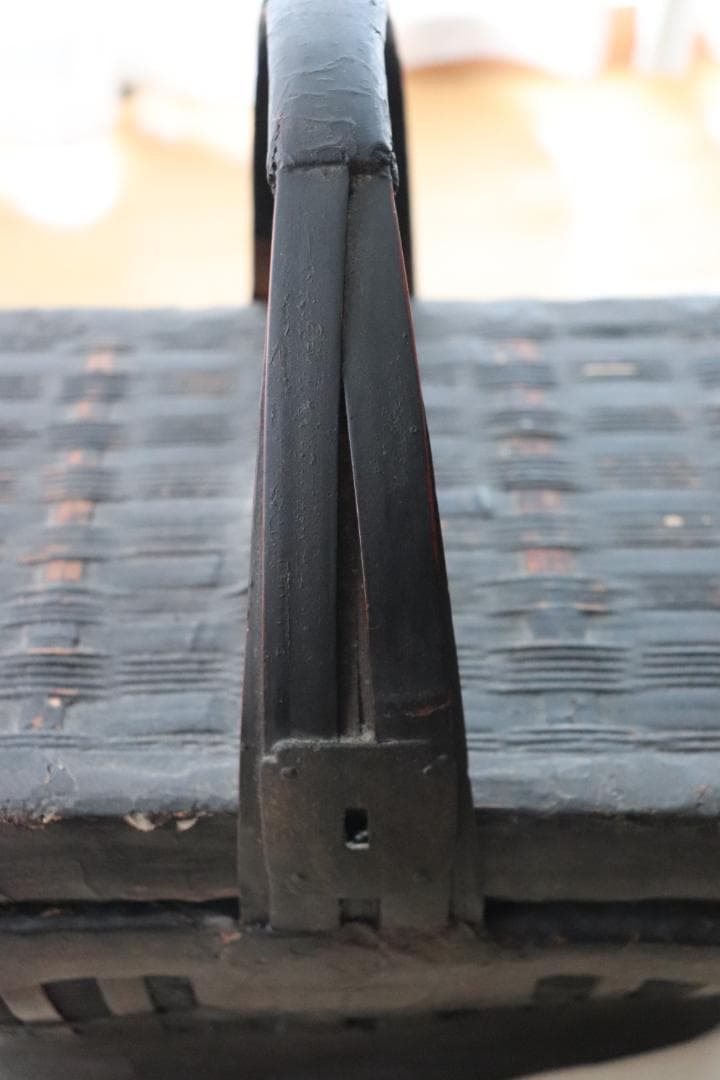 香港の骨董店で出逢った古い漆塗りのバスケット