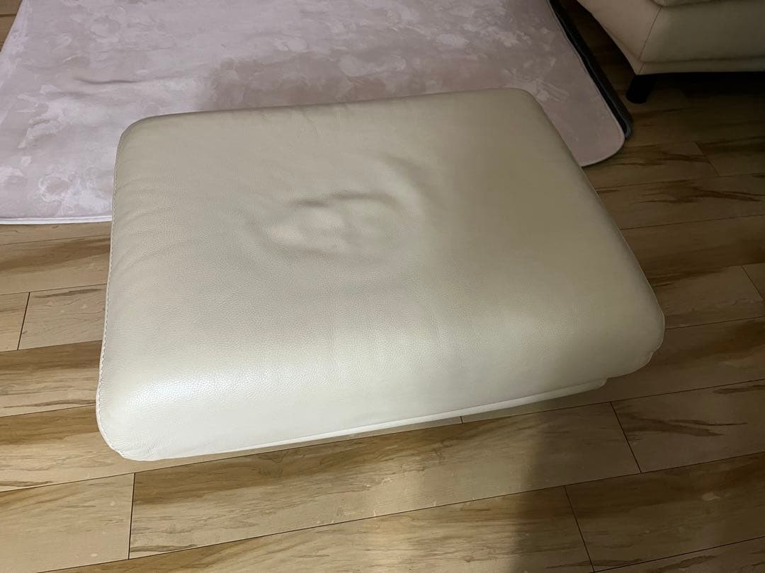 クリーム色レザーオットマン 東京インテリアで購入