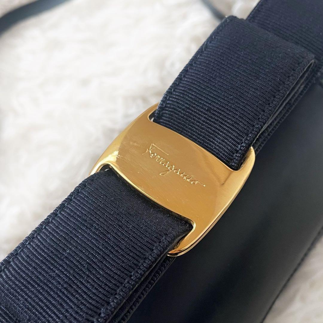 Salvatore Ferragamo ヴァラリボン 2way ショルダーバッグ