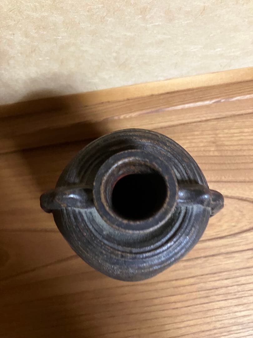 黒色 陶器壺 波状持ち手