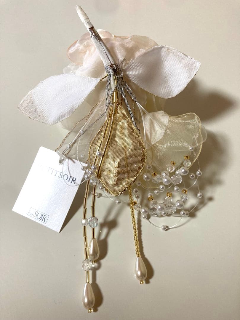 東京ソワール　PETITSOIR コサージュ ブローチホワイト色　新品未使用