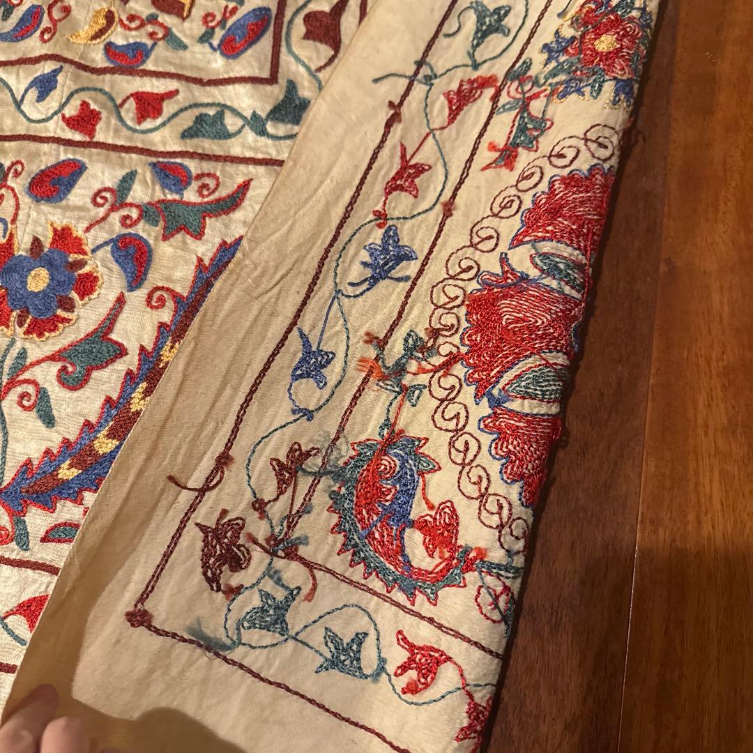 新品　スザニ　クリーム色の花柄　シルク100%