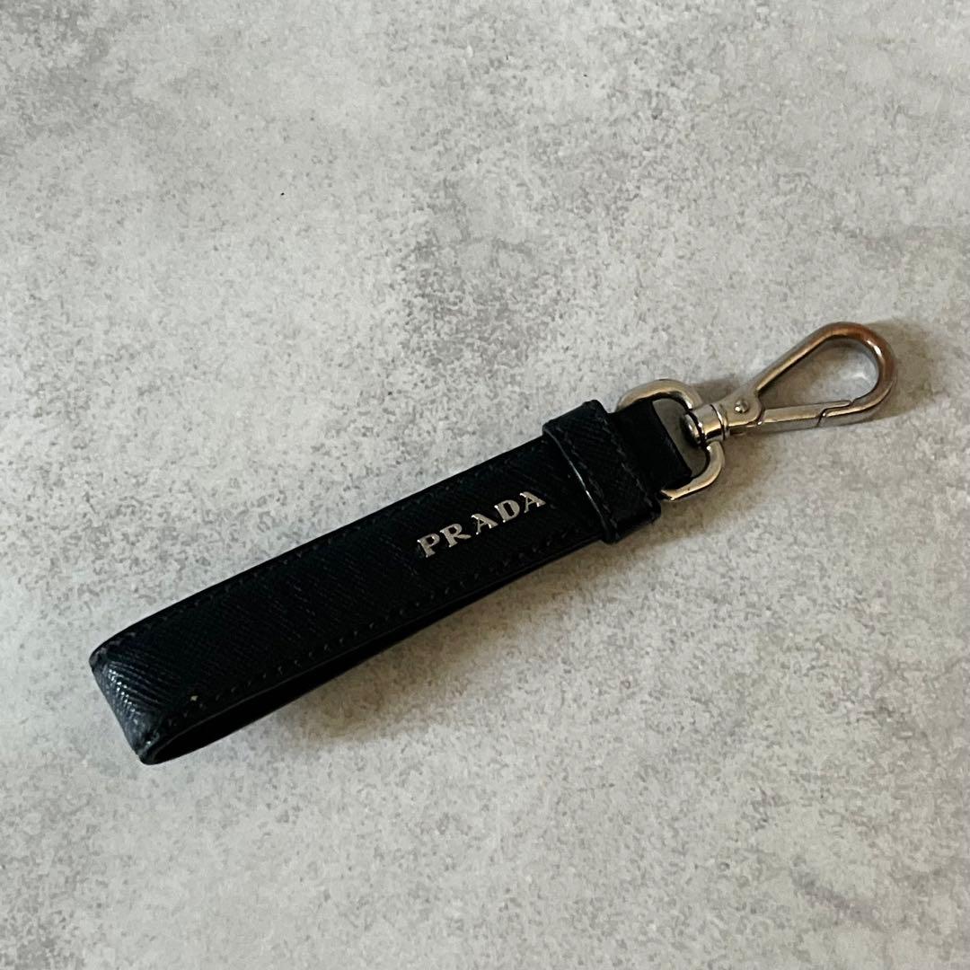 【美品】PRADA　キーホルダー　キーリング　三角ロゴ　サフィアーノレザー　黒