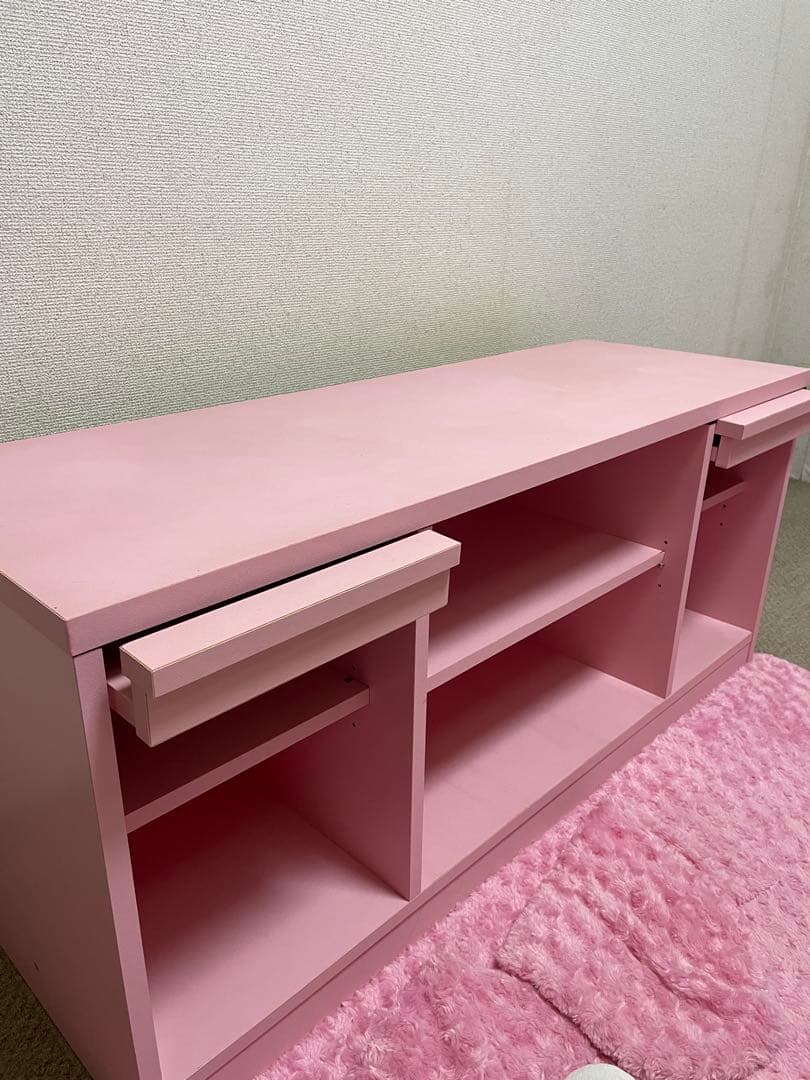 ピンクの木製ラック 引き出し付き