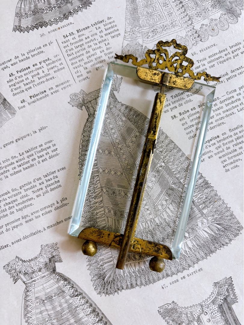 フランスアンティーク　真鍮製リボン装飾　フォトスタンド①