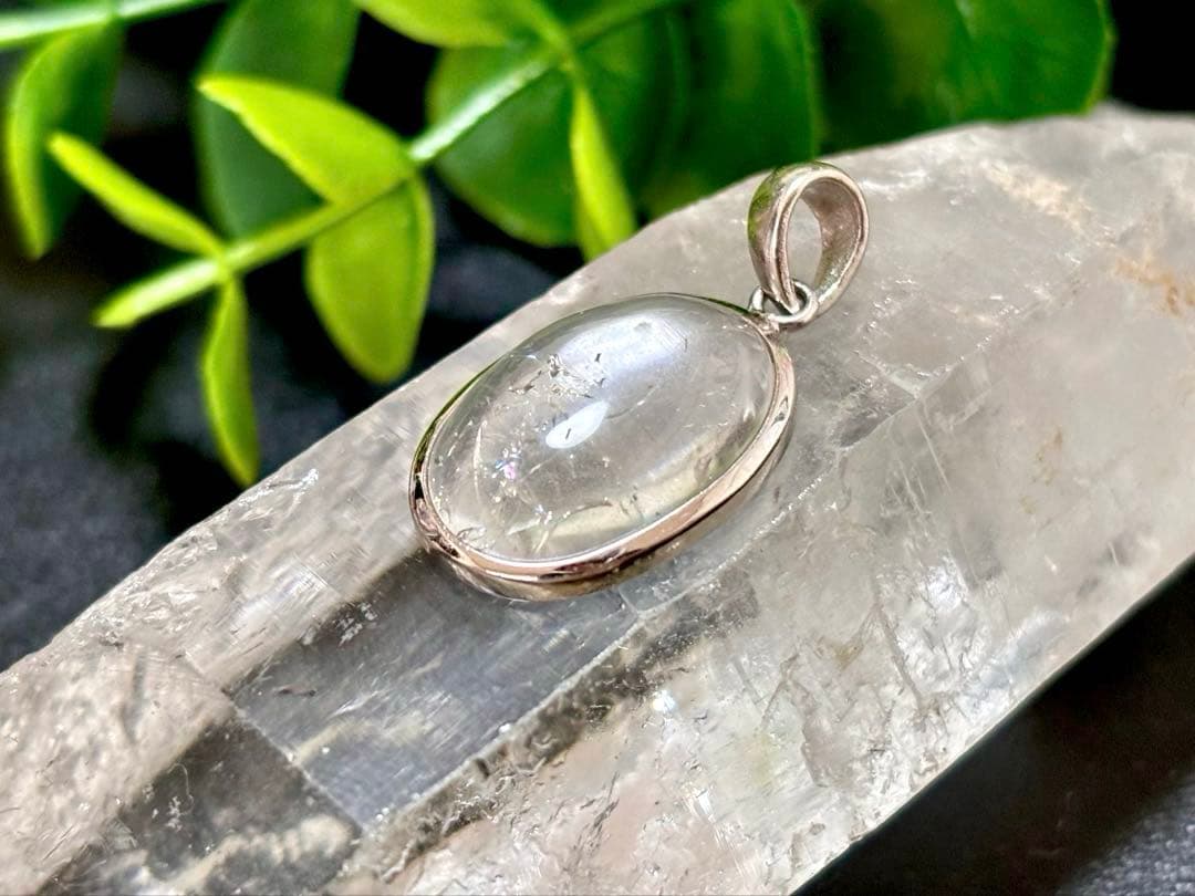 究極品質　オパール最高峰の希少価値　虹のエメラルドグリーンハイアライトオパール