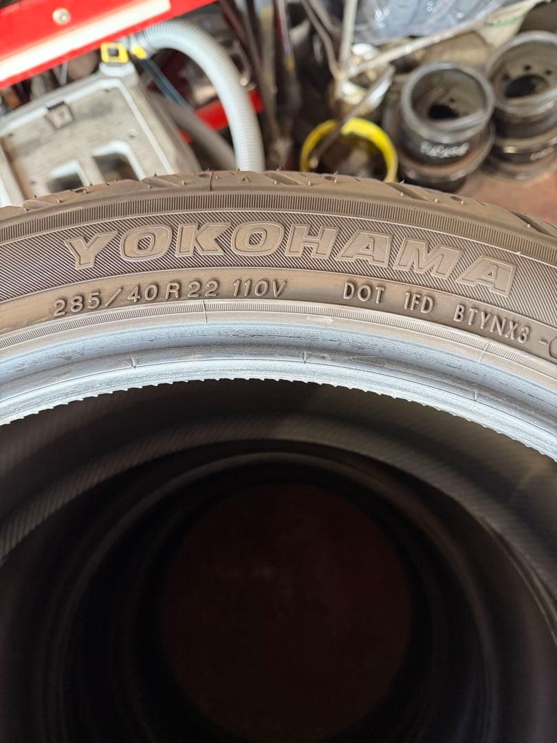 285/40R22 110V ヨコハマ　パラダ　4本