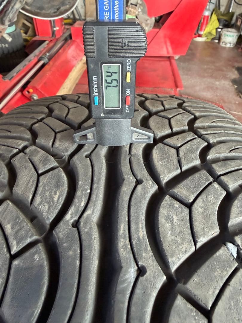 285/40R22 110V ヨコハマ　パラダ　4本