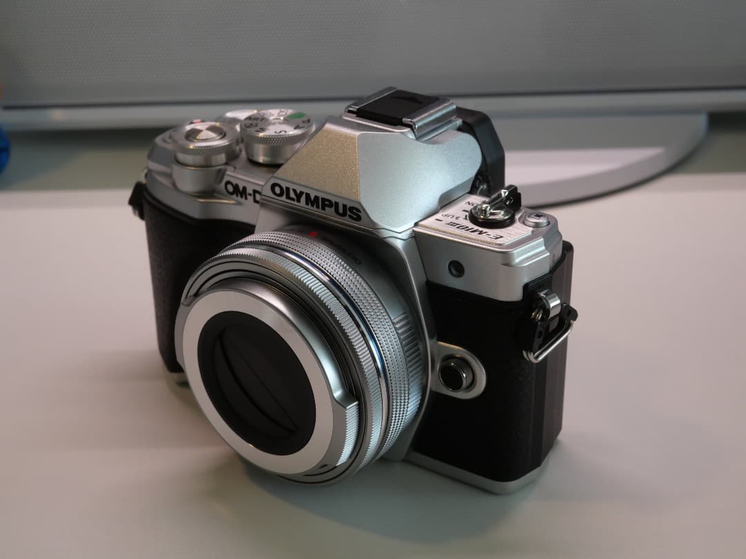 極美品／OLYMPUS OM-D E-M10 Mark III Wレンズキット