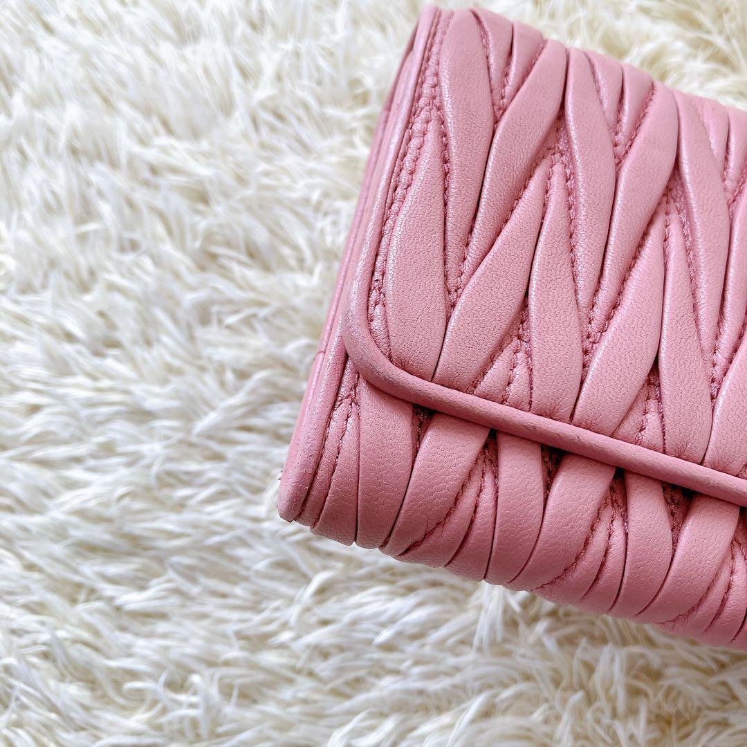 良品✨ミュウミュウ 長財布 マテラッセ マトラッセ 金ロゴ ピンク系 フラップ