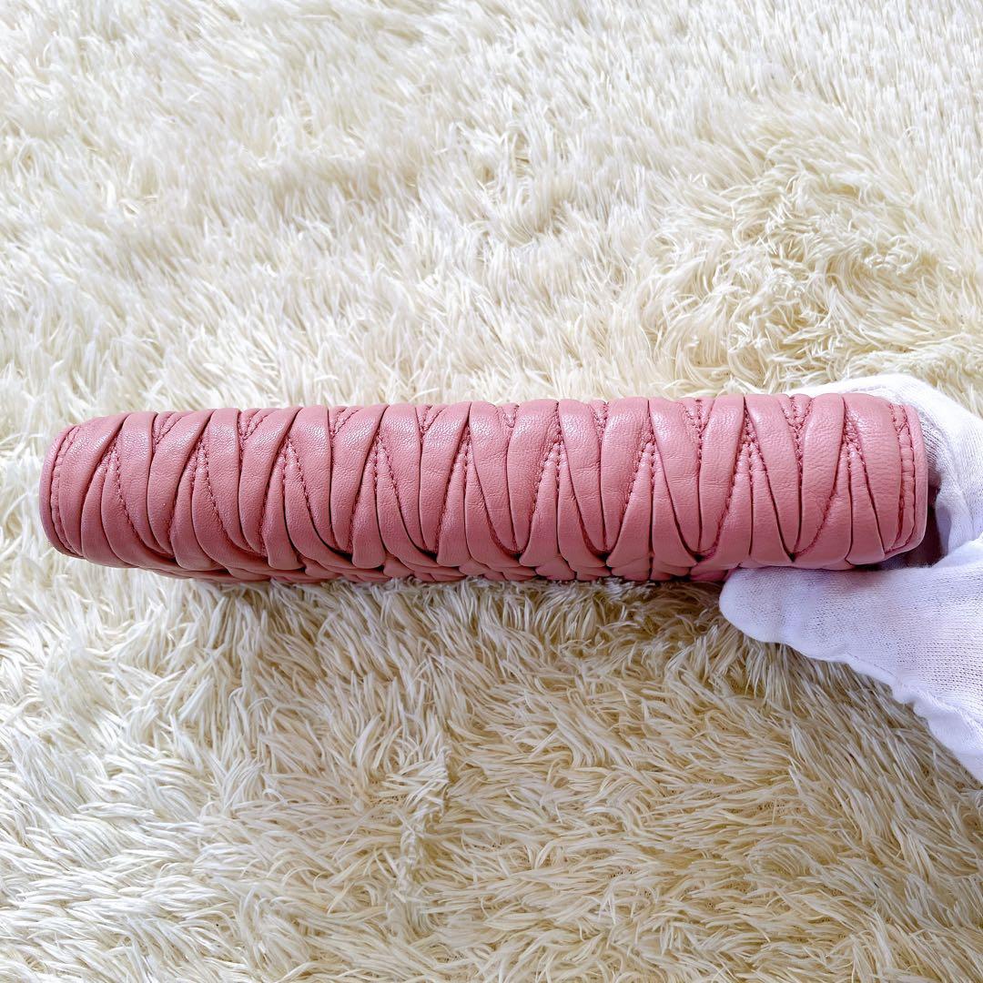 良品✨ミュウミュウ 長財布 マテラッセ マトラッセ 金ロゴ ピンク系 フラップ